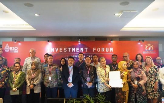 Wakil Bupati Kutai Timur, Kasmidi Bulang (paling kiri) saat menghadiri B20 Investment Forum, 12 November 2022.