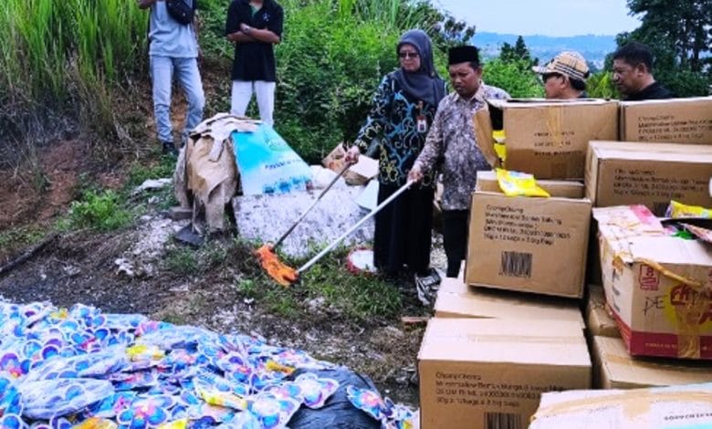 pemusnahan permen mengandung babi