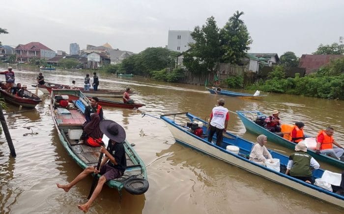 Gerakan Perahu Ketinting Pungut Sampah di Sungai Karang Mumus