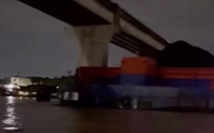 Jembatan Mahakam Ulu ditabrak ponton