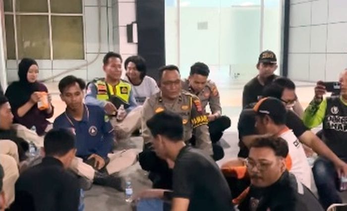 relawan damkar digigit kobra